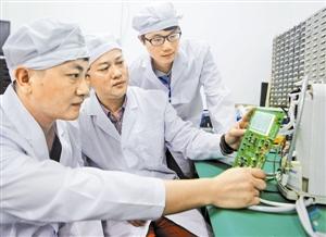 "五一"假期,他们选择坚守岗位__中国青年网
